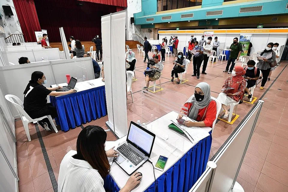 USAHA BANTU PENDUDUK: Pemohon pekerjaan menjalani temu duga dan menanti giliran di sesi Temu Duga Pekerjaan SGUnited @ Kelab Masyarakat Bukit Panjang semalam. - Foto BH oleh LIM YAOHUI