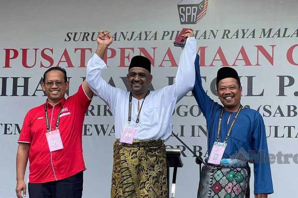 PERTANDINGAN TIGA PENJURU: (Dari kiri) Encik Suhaizan, Encik Zulkifli dan Encik Samsudin pada hari penamaan calon PRK Pulai di Dewan Jubli Intan Sultan Ibrahim, Johor Bahru.