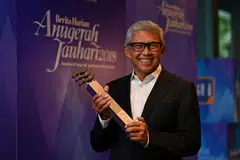 RENDAH HATI: Usah gigih dan tekad untuk berjaya adalah kunci kejayaannya, kata Encik Bahren Shaari, yang dipilih sebagai pemenang Anugerah Jauhari Berita Harian 2018.
