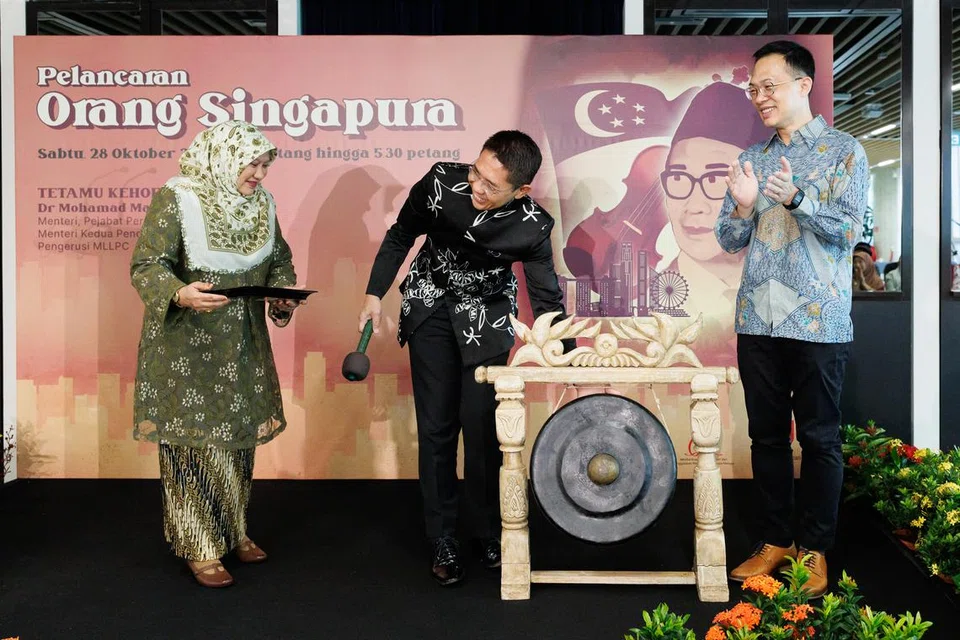 PELANCARAN ORANG SINGAPURA: Menteri Kedua Pendidikan merangkap Ehwal Luar, Dr Mohamad Maliki Osman (tengah) telah melancarkan Projek Orang Singapura bersama Timbalan Pengarah, Cawangan Bahasa Ibunda, Bahagian Perancangan dan Pembangunan Kurikulum, Cik Salbiah Abas (kiri) dan Pengarah Divisyen, Bahagian Perancangan dan Pembangunan Kurikulum, Encik Ong Kong Hong (kanan) pada Sabtu. 