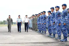 LATIHAN DUA HALA: Mejar Jeneral (MG) Mervyn Tan (tiga dari kiri) dan Marsyal Besar Udara (ACM) Yuyu Sutisna (dua dari kiri) memeriksa perbarisan semasa upacara penutup Latihan Elang Indopura 2018 di Pangkalan Tentera Udara Roesmin Nurjadin di Pekanbaru, Indonesia. - Foto MINDEF