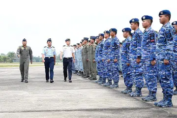 LATIHAN DUA HALA: Mejar Jeneral (MG) Mervyn Tan (tiga dari kiri) dan Marsyal Besar Udara (ACM) Yuyu Sutisna (dua dari kiri) memeriksa perbarisan semasa upacara penutup Latihan Elang Indopura 2018 di Pangkalan Tentera Udara Roesmin Nurjadin di Pekanbaru, Indonesia. - Foto MINDEF