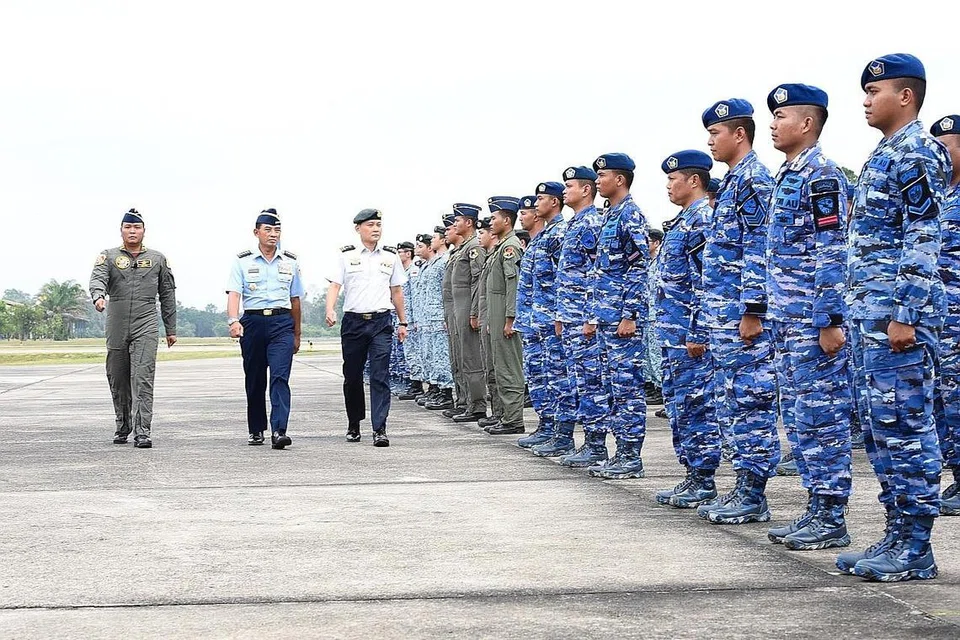 LATIHAN DUA HALA: Mejar Jeneral (MG) Mervyn Tan (tiga dari kiri) dan Marsyal Besar Udara (ACM) Yuyu Sutisna (dua dari kiri) memeriksa perbarisan semasa upacara penutup Latihan Elang Indopura 2018 di Pangkalan Tentera Udara Roesmin Nurjadin di Pekanbaru, Indonesia. - Foto MINDEF