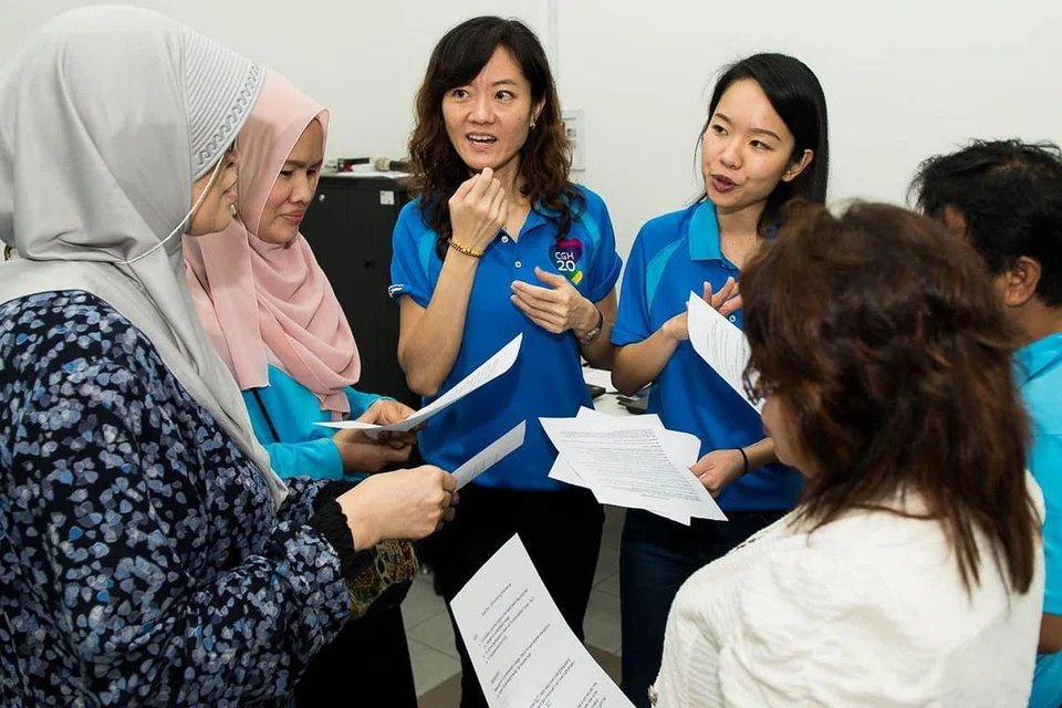 IKUTI LATIHAN: Beberapa aktivis mengikuti latihan kesihatan dan menjadi rakan kesihatan kepada penduduk. - Foto KELAB MASYARAKAT SIGLAP