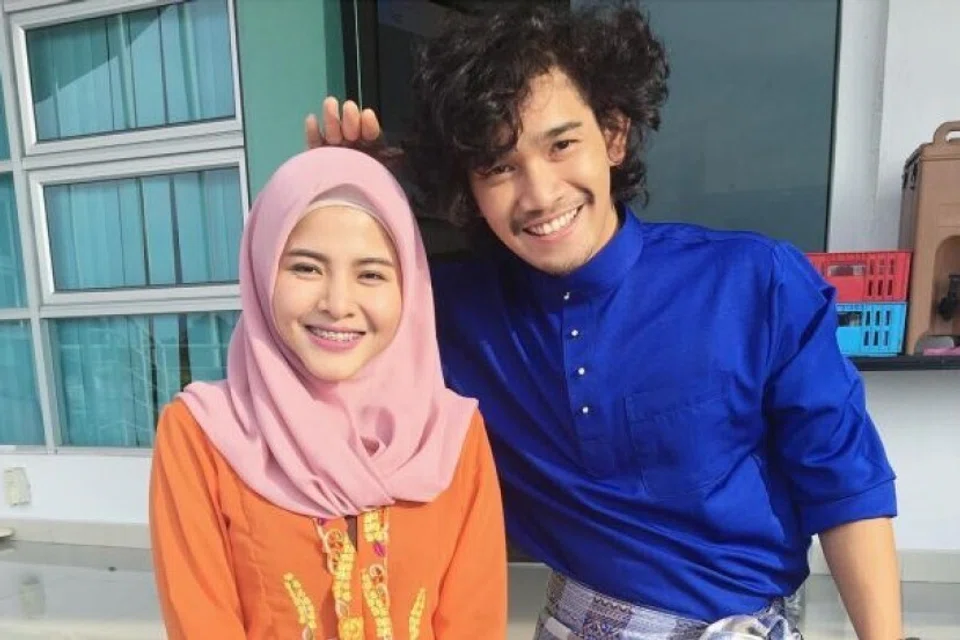 Pelakon, Nadzmi Adhwa (kanan), suami pelakon, Ardell Aryana, meminta netizen berhenti daripada mempersoalkan tujuan aktivis seperti isterinya menggadai nyawa demi keprihatinan pada nasib penduduk Gaza.