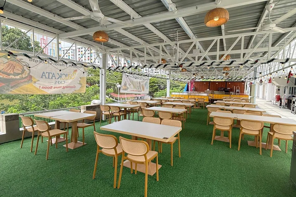 Ruang terbuka di Chickata Cafe di City Sprouts Bedok, yang telah menyaksikan  hasil perniagaan merosot sekitar 50 peratus pada September berbanding Ogos.