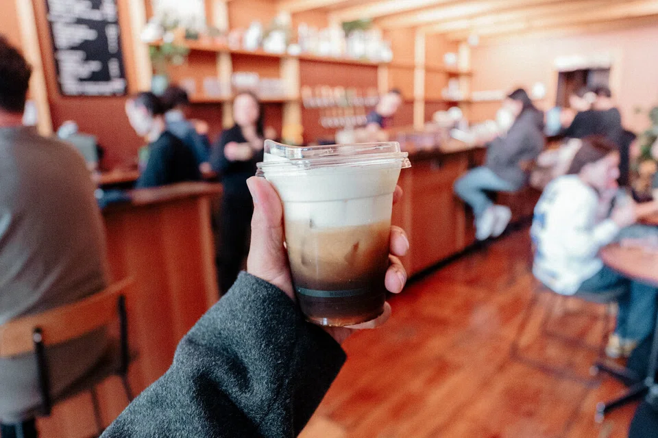 Minuman kopi Mont Blanc merupakan trend dan kopi terkenal di Melbourne, Australia. Encik Adhwa, catatkan di buka notanya, dan merasanya demi bantu dalam proses R&D. 