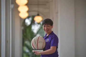 DIIKTIRAF SEBAGAI TOKOH SINGAPURA: Cik Angie Chew, pengasas Brahm Centre, diiktiraf sebagai Tokoh Singapura The Straits Times 2019 atas sumbangannya kepada mereka yang menghadapi cabaran kesihatan mental, serta golongan warga emas. - Foto BH oleh ARIFFIN JAMAR