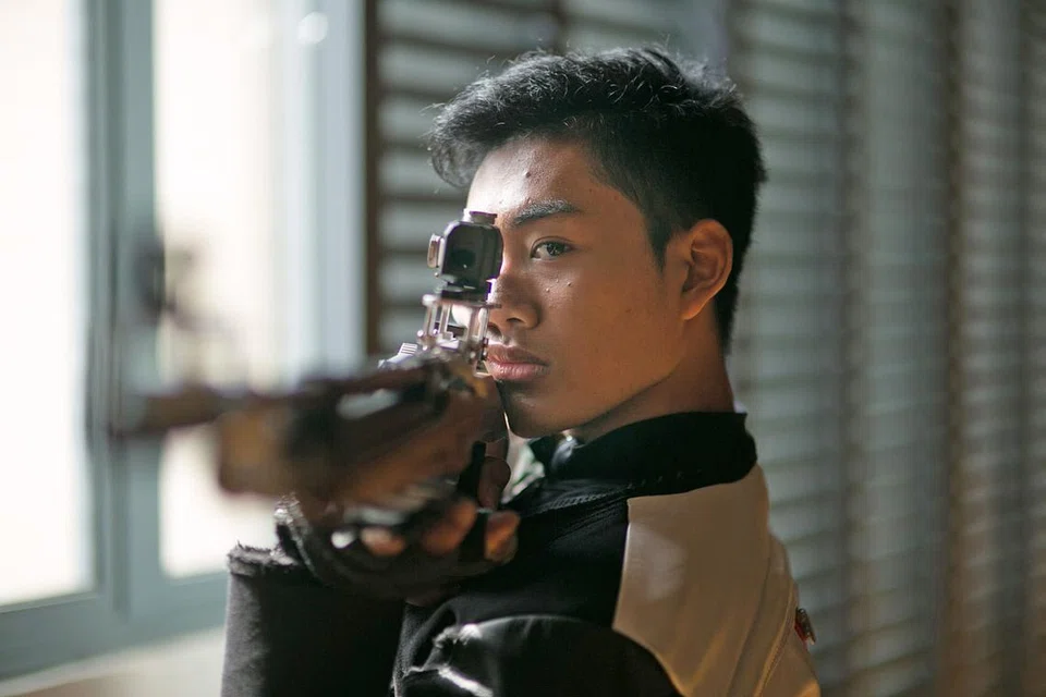 YAKIN DIRI: Penembak Mohamad Irwan Abdul Rahman yang akan bertanding di Sukan Asia, sentiasa berfikiran positif dan menenangkan diri sebelum menembak sasaran. - Foto SEKOLAH SUKAN SINGAPURA
