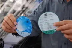 TIDAK PERLU PAPAR: Inilah label atau tag yang tidak lagi perlu dipapar di cermin kederaan bagi tempat meletak kereta musiman HDB. - Foto fail