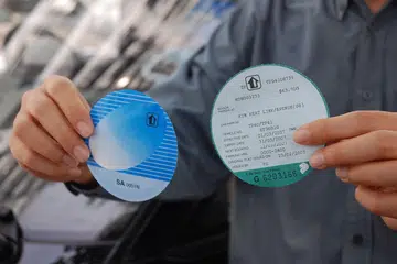 TIDAK PERLU PAPAR: Inilah label atau tag yang tidak lagi perlu dipapar di cermin kederaan bagi tempat meletak kereta musiman HDB. - Foto fail