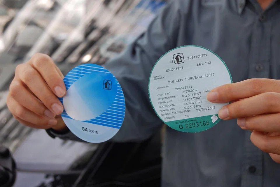 TIDAK PERLU PAPAR: Inilah label atau tag yang tidak lagi perlu dipapar di cermin kederaan bagi tempat meletak kereta musiman HDB. - Foto fail