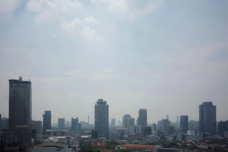 SEKITARAN BERKABUS: Gambaran suasana di Jakarta yang diselaputi jerebu, pada Jumaat, 7 Julai 2023. 