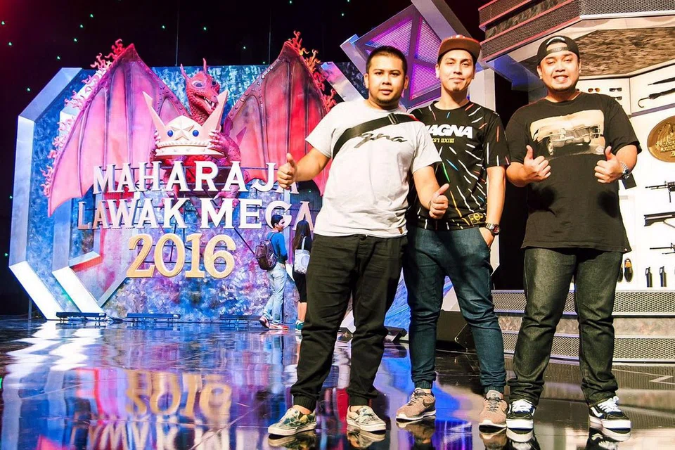 MEMBERIKAN YANG TERBAIK: Setiap minggu, kumpulan Bora yang terdiri daripada (dari kiri) Isa, Mamat dan Yan, menganggap minggu tersebut sebagai minggu terakhir bagi mereka dalam Maharaja Lawak Mega 2016 agar dapat terus fokus untuk berusaha memberikan yang terbaik.