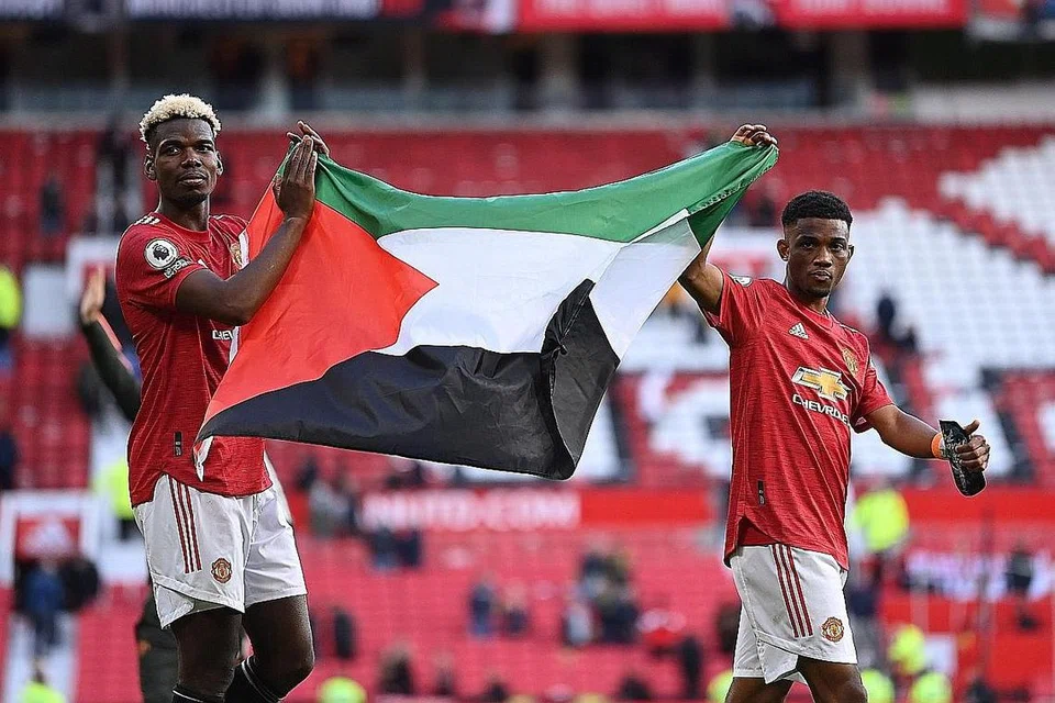 Paul Pogba (kiri) dan rakan sepasukannya Amad Diallo. - Foto EPA-EFE