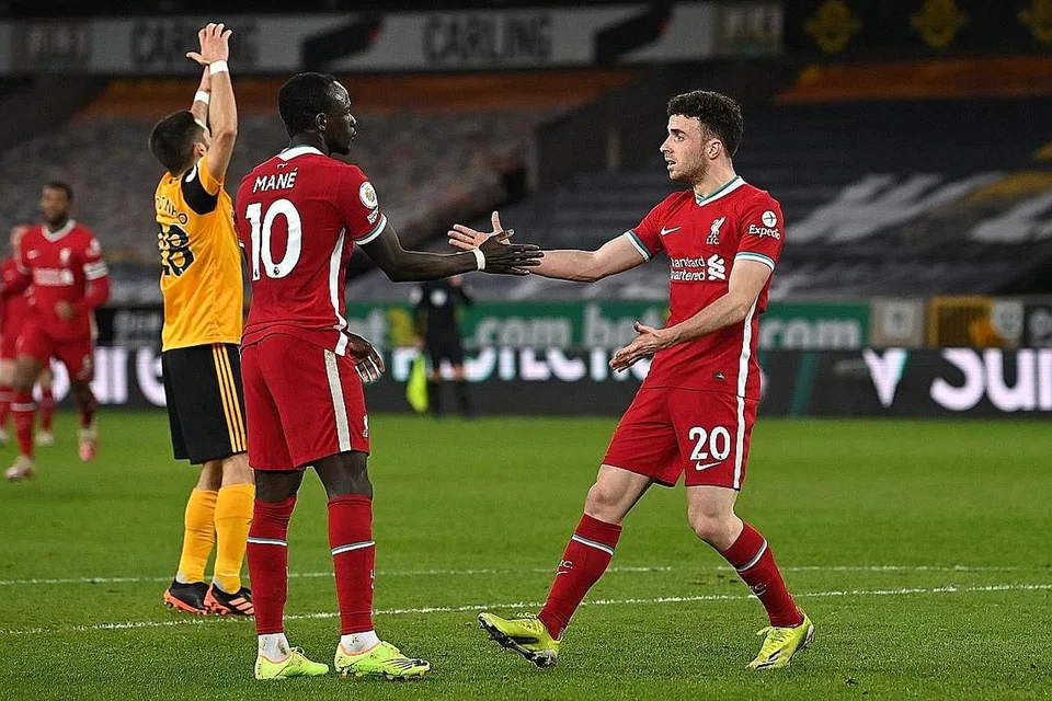 WIRA PASUKAN: Diogo Jota (kanan) meraikan golnya bersama Sadio Mane untuk membantu Liverpool mencatat kemenangan 1-0 dan yang pertama mereka dalam tujuh perlawanan Liga Perdana sebelum ini. - Foto REUTERS 