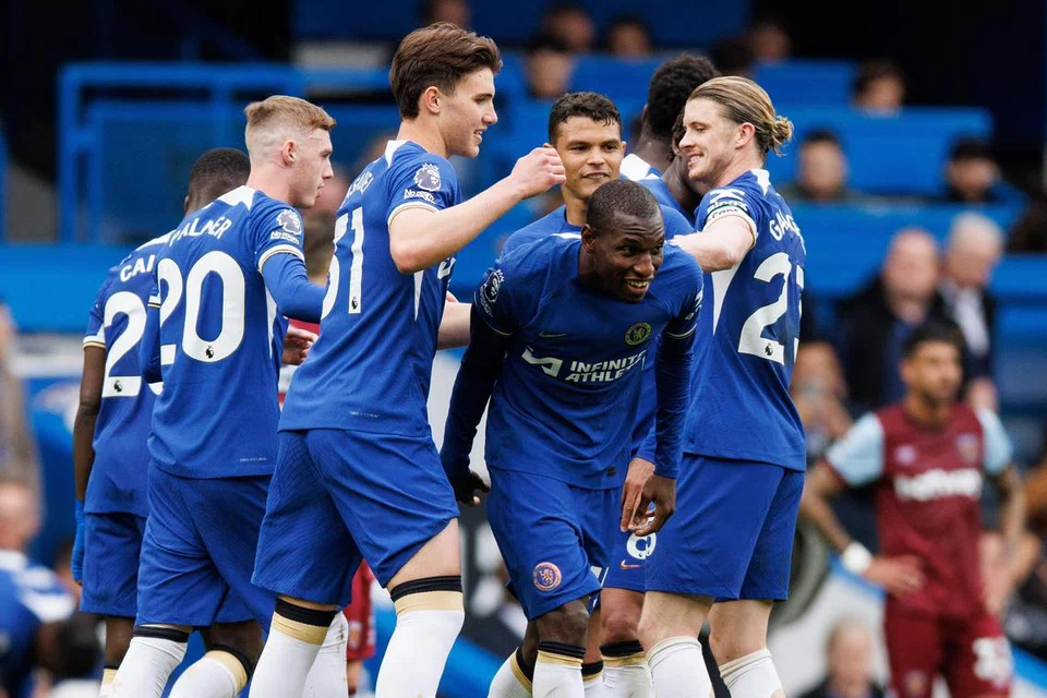 Pemain Chelsea meraikan kemenangan 5-0 ke atas West Ham pada 3 Mei. 