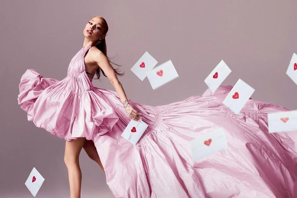 Bertemakan cinta dan perasaan romantis, penyanyi dan penggubah lagu tersohor di Amerika Syarikat, Ariana Grande, melancarkan koleksi minyak wangi, ‘Love Notes’, melalui kerjasama dengan jenama Luxe Brands.