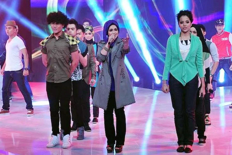 LIHAT POTENSI BAKAT SINGAPURA: Datuk Seri Siti Nurhaliza (tengah) melihat bekas anak didiknya di Akademi Fantasia 2013, Aisyah Aziz (kanan) sebagai berpotensi malah beliau senangi suara bakat Singapura itu apabila ditanya tentang kolaborasi bersama penyanyi Singapura.