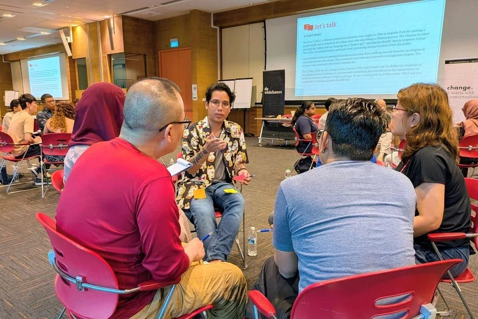 Peserta sesi dialog dibahagikan kepada kumpulan kecil untuk membincangkan kes sebenar melibatkan kaum dan agama. Contoh itu digunakan untuk memulakan perbincangan yang dibimbing fasilitator. Sesi tersebut diadakan di Institusi Pembelajaran Sepanjang Hayat (LLI), di Eunos Road 8, pada 29 Mac.