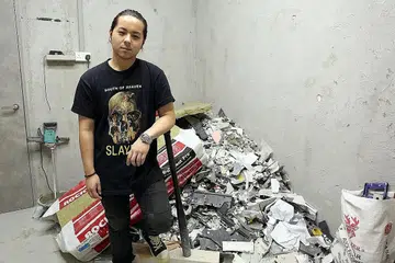 RUANG UNTUK LEPASKAN TEKANAN: Encik Royce Tan memulakan The Fragment Room untuk memberi peluang kepada orang ramai meluahkan rasa marah dan geram dengan memecahkan barang. - Foto FAKHRURADZI ISMAIL