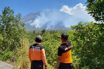 KEBAKARAN: Gunung Agung di Bali antara gunung yang mengalami kebakaran sejak tiga bulan lalu disebabkan musim kemarau yang berada pada tahap paling panas. 