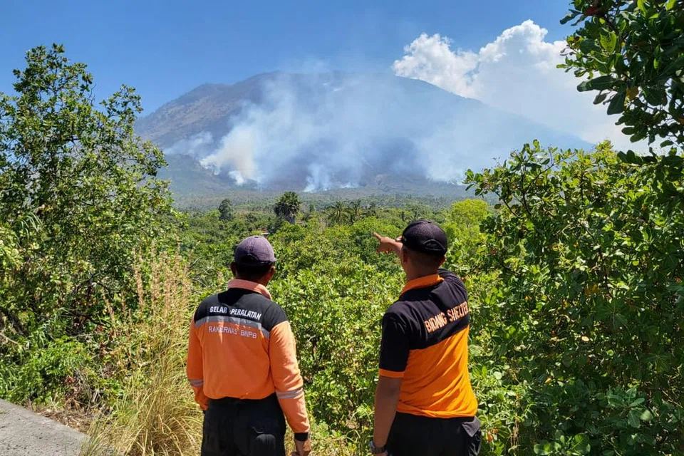 KEBAKARAN: Gunung Agung di Bali antara gunung yang mengalami kebakaran sejak tiga bulan lalu disebabkan musim kemarau yang berada pada tahap paling panas. 