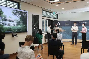 TINJAU KEMUDAHAN: Encik Heng Swee Keat (paling kanan) di majlis pelancaran kampus BCG Digital Ventures (BCGDV) di Rochester Park bulan lalu. - Foto fail