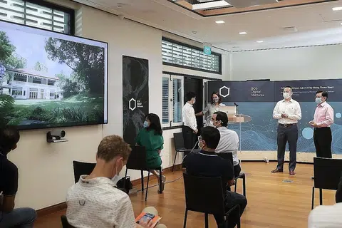 TINJAU KEMUDAHAN: Encik Heng Swee Keat (paling kanan) di majlis pelancaran kampus BCG Digital Ventures (BCGDV) di Rochester Park bulan lalu. - Foto fail