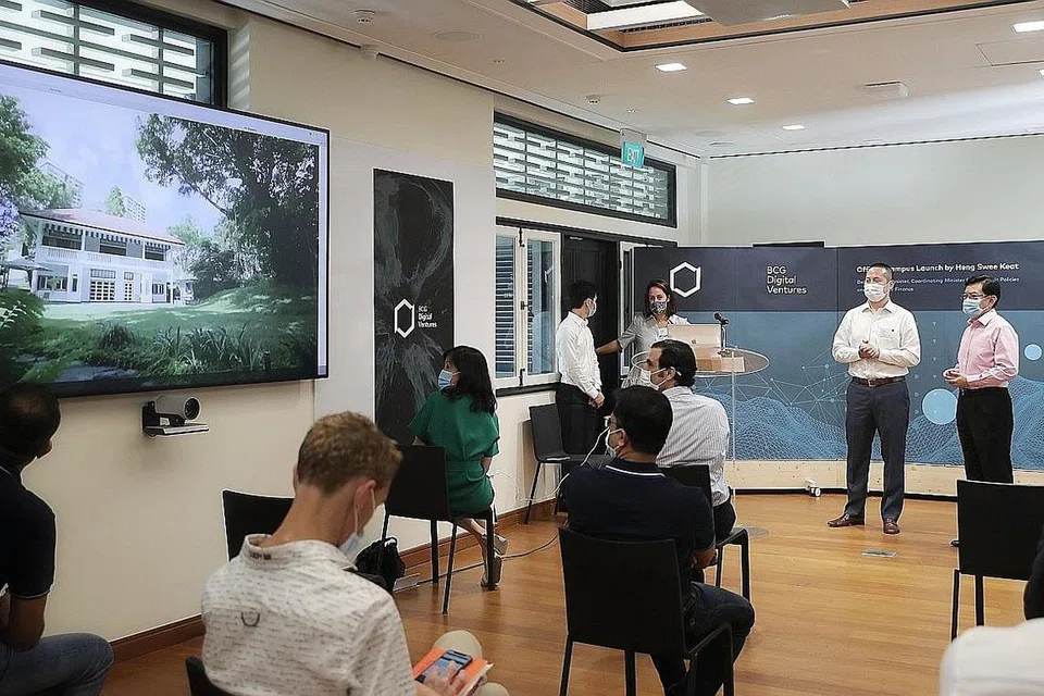 TINJAU KEMUDAHAN: Encik Heng Swee Keat (paling kanan) di majlis pelancaran kampus BCG Digital Ventures (BCGDV) di Rochester Park bulan lalu. - Foto fail
