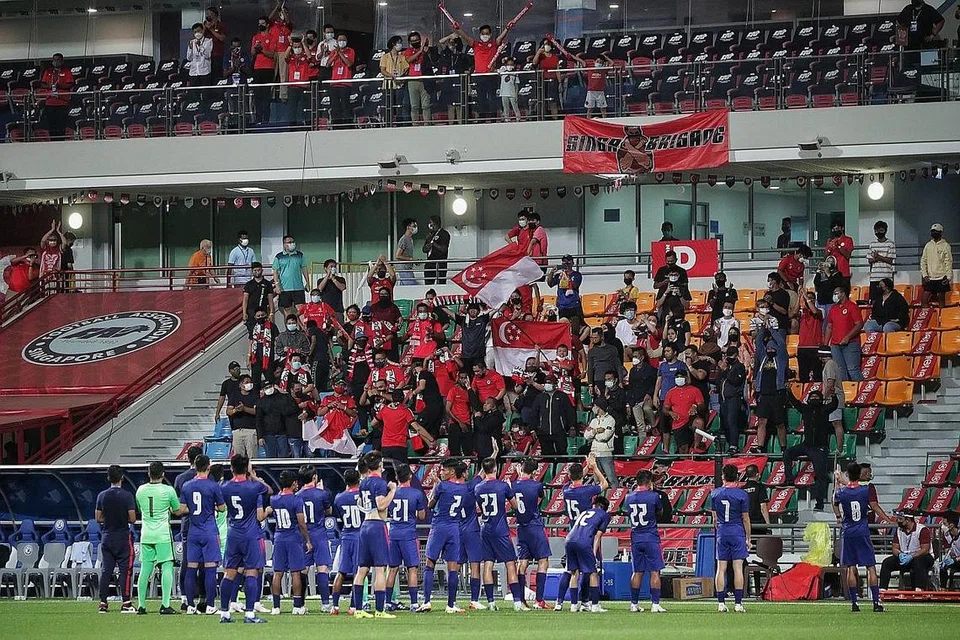 JANGAN AMBIL MUDAH PEMINAT: Kumpulan penyokong bola sepak Singapura, SingaBrigade, ketika menyokong pasukan Singa Muda dalam Kelayakan Piala Asia Bawah 23 Tahun AFC di Stadium Jalan Besar pada Oktober lalu. - Foto BH oleh KEVIN LIM