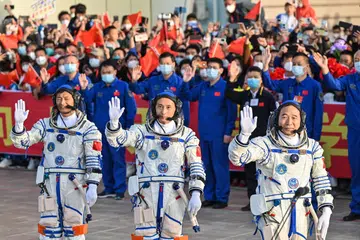 SEDIA DILANCAR: Profesor di Universiti Aeronautik dan Astronautik Beijing, Dr Gui Haichao (kiri) bersama Encik Zhu Yangzhu (tengah) dan Encik Jing Haipeng (kanan) dalam misi penerbangan kedua dilaksanakan di bawah program angkasa lepas kendalian China pada tahun ini, dengan kru akan berada di orbit selama lima bulan.