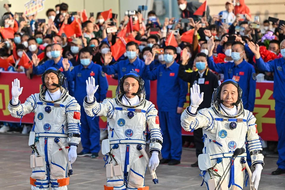 SEDIA DILANCAR: Profesor di Universiti Aeronautik dan Astronautik Beijing, Dr Gui Haichao (kiri) bersama Encik Zhu Yangzhu (tengah) dan Encik Jing Haipeng (kanan) dalam misi penerbangan kedua dilaksanakan di bawah program angkasa lepas kendalian China pada tahun ini, dengan kru akan berada di orbit selama lima bulan.