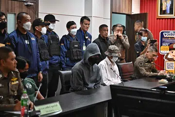 TINDAKAN TEGAS: Dua lelaki yang dituduh menjual pistol kepada remaja berusia 14 tahun yang melepaskan tembakan di pusat beli-belah Siam Paragon disoal siasat di Balai Polis Yannawa di Bangkok pada Khamis. Pegawai di wilayah Yala di selatan Thailand juga telah menahan dua lelaki berkaitan kes yang sama.