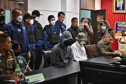 TINDAKAN TEGAS: Dua lelaki yang dituduh menjual pistol kepada remaja berusia 14 tahun yang melepaskan tembakan di pusat beli-belah Siam Paragon disoal siasat di Balai Polis Yannawa di Bangkok pada Khamis. Pegawai di wilayah Yala di selatan Thailand juga telah menahan dua lelaki berkaitan kes yang sama.