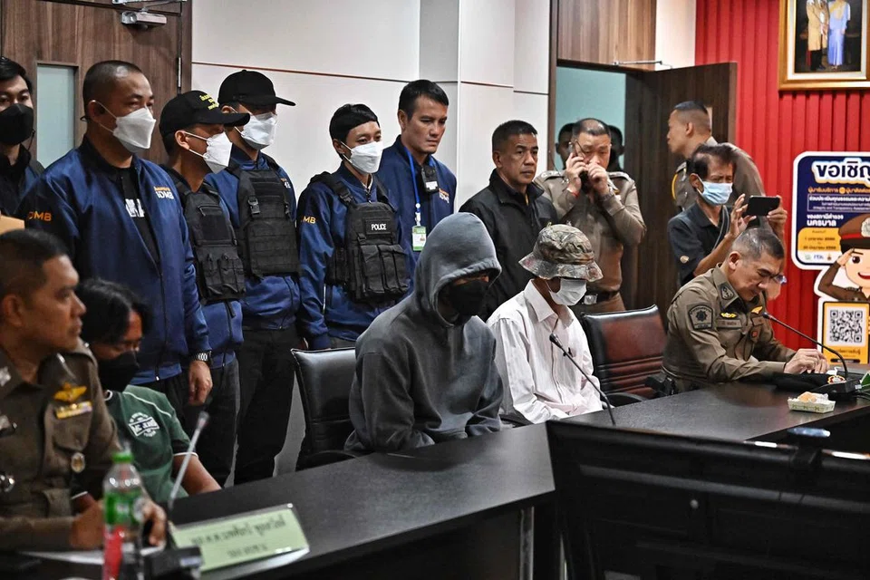 TINDAKAN TEGAS: Dua lelaki yang dituduh menjual pistol kepada remaja berusia 14 tahun yang melepaskan tembakan di pusat beli-belah Siam Paragon disoal siasat di Balai Polis Yannawa di Bangkok pada Khamis. Pegawai di wilayah Yala di selatan Thailand juga telah menahan dua lelaki berkaitan kes yang sama.