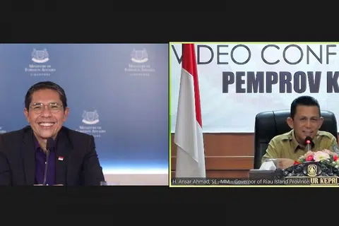 HULUR BANTUAN: Dr Mohamad Maliki Osman (kiri) dalam panggilan video bersama Gabenor wilayah Kepri, Encik Ansar Ahmad. Dalam panggilan video itu, Dr Maliki menyampaikan pakej bantuan daripada Pemerintah Singapura untuk menyokong usaha Kepri memerangi Covid-19. - Foto MFA