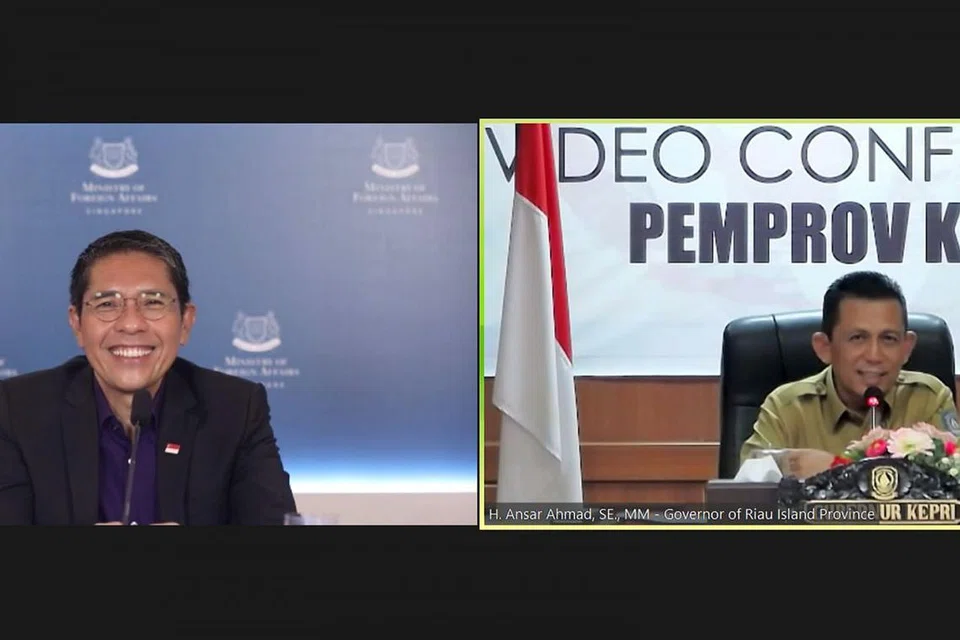 HULUR BANTUAN: Dr Mohamad Maliki Osman (kiri) dalam panggilan video bersama Gabenor wilayah Kepri, Encik Ansar Ahmad. Dalam panggilan video itu, Dr Maliki menyampaikan pakej bantuan daripada Pemerintah Singapura untuk menyokong usaha Kepri memerangi Covid-19. - Foto MFA