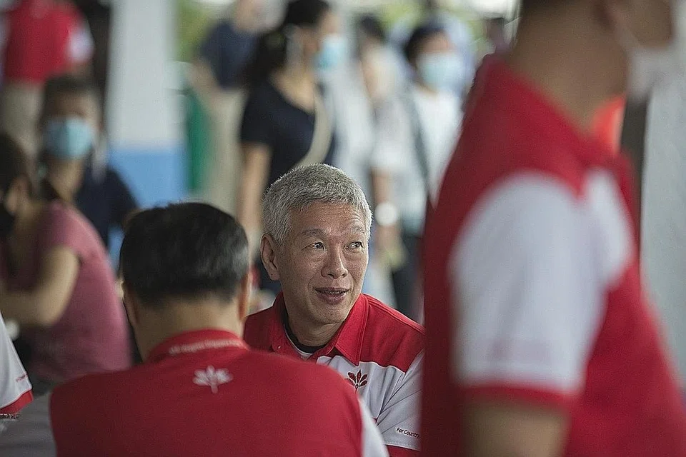TIDAK JADI CALON: Encik Lee Hsien Yang dilihat bersama anggota PSP lain di kedai kopi berdekatan pusat penamaan calon di Sekolah Rendah Bendemer, namun akhirnya tidak menjadi calon dalam pillihan raya kali ini. - Foto BH oleh HARITH MUSTAFFA 