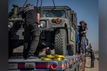 Anggota logistik mengendalikan ketibaan kenderaan taktikal di pangkalan Pasukan Penstabilan Antarabangsa (ISF) berhampiran Gaza, ketika Lembaga Keamanan mempergiat persiapan penempatan pasukan multinasional bagi menyokong operasi keselamatan, bantuan kemanusiaan dan penstabilan di wilayah itu. Ketibaan aset operasi berkenaan dilihat sebagai langkah penting dalam persediaan misi antarabangsa di Gaza.