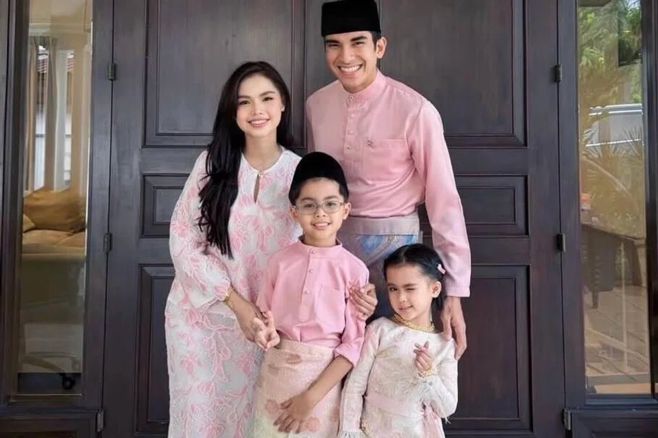 Satu hantaran di wadah Instagram memaparkan artis Malaysia, Bella Astillah, dan Anggota Parlimen Muar yang juga bekas Menteri Belia dan Sukan Malaysia, Syed Saddiq Syed Abdul Rahman, yang manis menggayakan busana Melayu berona merah jambu, di samping kededua anak Bella, Mohamad Ayden Adrean (depan, kiri), dan Ara Adreanna, berhasil mencuri tumpuan netizen.