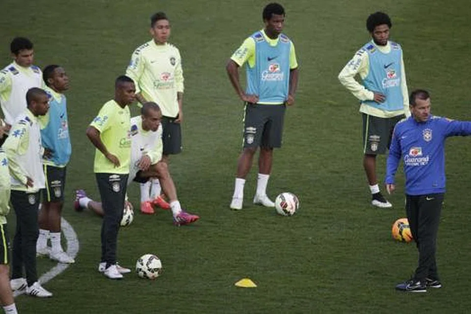 KEMENANGAN TIDAK DISANJUNG: Jurulatih Brazil, Dunga (kanan), dengan skuadnya sejurus sebelum mereka menentang Perancis. - Foto AFP