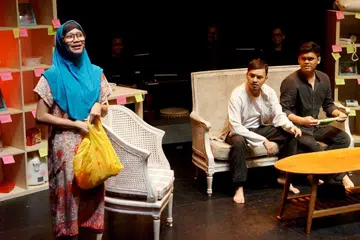 Pelakon Izyan Mellyna dan Norman Ishak (tengah) membawa watak pasangan suami isteri, manakala, Hafidz menghiburkan sebagai anak angkat dalam persembahan teater, Laki Bini #3. - Foto KREATIV OUTBOX