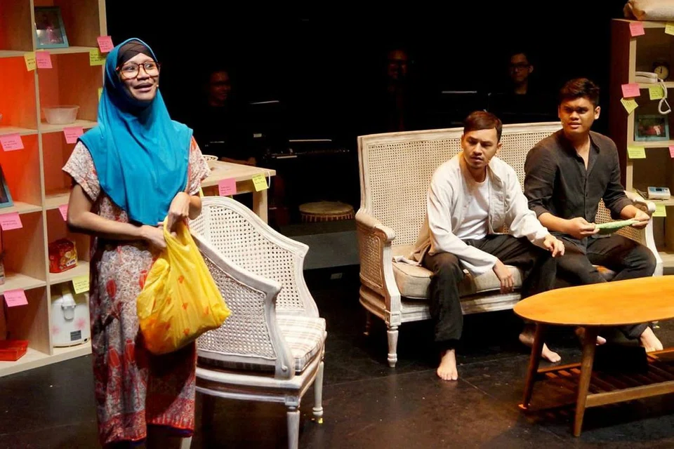 Pelakon Izyan Mellyna dan Norman Ishak (tengah) membawa watak pasangan suami isteri, manakala, Hafidz menghiburkan sebagai anak angkat dalam persembahan teater, Laki Bini #3. - Foto KREATIV OUTBOX