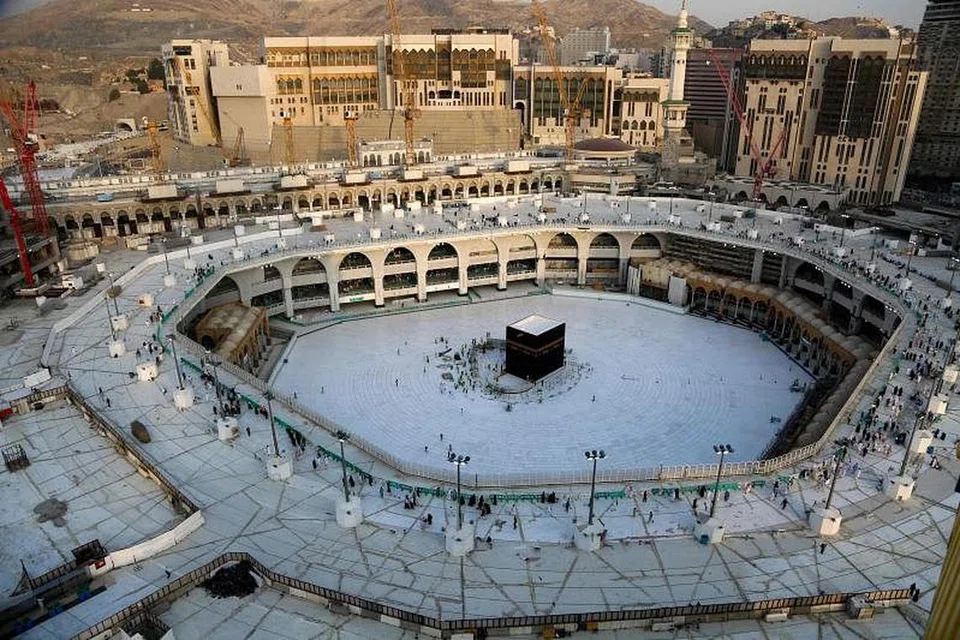 DIBERSIHKAN: Keadaan Masjidil Haram tanpa jemaah apabila ditutup pada 5 Mac 2020 bagi kerja pembersihan.