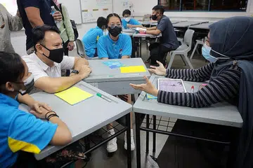 SERTAI PERBINCANGAN: Encik Zaqy Mohamad menyertai perbincangan antara pembimbing program pementoran MTS, Cik Nur Syahzanani Suhaizan, bersama pelajar MTS Nurinsyirah Muhd Herman (kiri) dan Nisha Maria Isabella Mohd Faisal di Sekolah Menengah Unity kelmarin. - Foto BH oleh JASON QUAH