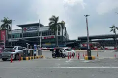 Sistem tempat meletak kenderaan berpalang yang diperkenalkan oleh Majlis Bandaraya Johor Bahru (MBJB) di Jalan Geroda 2/1, Larkin, Johor Bahru, bertujuan mengurangkan masalah kenderaan ditinggalkan sepanjang hari oleh rakyat Malaysia yang bekerja di Singapura.