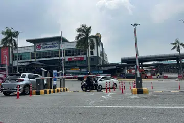 Sistem tempat meletak kenderaan berpalang yang diperkenalkan oleh Majlis Bandaraya Johor Bahru (MBJB) di Jalan Geroda 2/1, Larkin, Johor Bahru, bertujuan mengurangkan masalah kenderaan ditinggalkan sepanjang hari oleh rakyat Malaysia yang bekerja di Singapura.