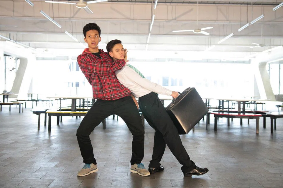 HUBUNGAN MANUSIA: Penuntut Sekolah Seni Singapura (SOTA) Muhammad Irsyad Dawood (kiri) dan Tejas Hirah menyelongkar hubungan dua manusia dalam drama berjudul Per Rabbit Heart pada 16 Julai ini, di The Arts House. - Foto DRAMA EDUCATORS ASSOCIATION