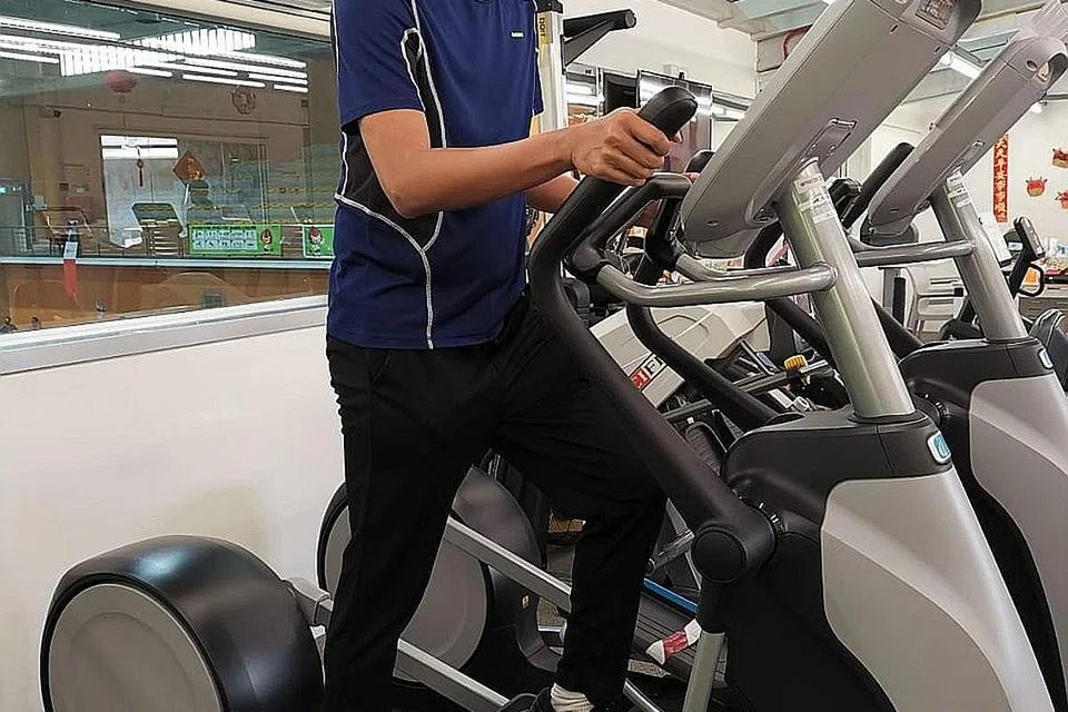 KIAN PULIH: Secara fizikal, terapi di Yayasan Jantung Singapura (SHF) membantu Encik Noh Salleh membina daya ketahanan dan kekuatan secara beransur-ansur dengan ahli fisioterapi akan sentiasa memberi panduan kepadanya. - Foto SHF